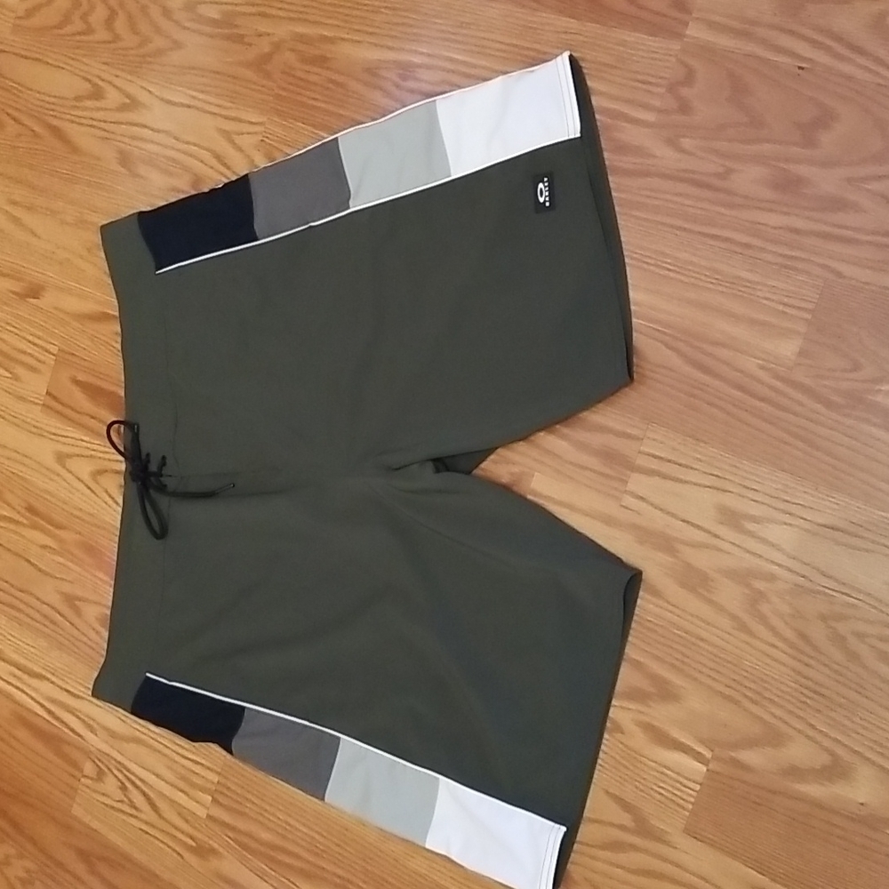 Oakley‎ broadshorts size 40